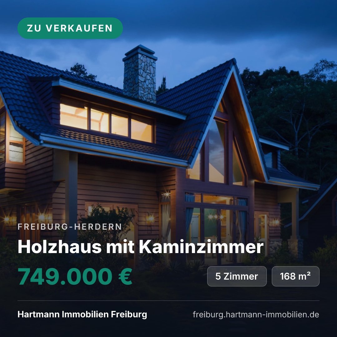 Eine quadratische Instagram-Grafik: ein Holzhaus mit Kaminzimmer am Abend, oben links das Badge ZU VERKAUFEN, darunter der Ort Freiburg-Herdern, der Titel, der Preis 749.000 € in Grün, die Fakten 5 Zimmer und 168 m², in der Fußzeile Hartmann Immobilien Freiburg und freiburg.hartmann-immobilien.de.